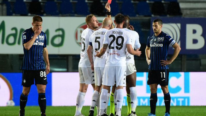 BERGAMO, ITALY - MAY 12: Luca Caldirola of Benevento Calcio is shown a Red Card by Referee Davide Massa during the Serie A match between Atalanta BC and Benevento Calcio at Gewiss Stadium on May 12, 2021 in Bergamo, Italy. Sporting stadiums around Italy remain under strict restrictions due to the Coronavirus Pandemic as Government social distancing laws prohibit fans inside venues resulting in games being played behind closed doors. (Photo by Pier Marco Tacca/Getty Images) SQUALIFICATI – Sono soltanto due i giocatori che salteranno la 37a giornata di Serie A - immagine 1