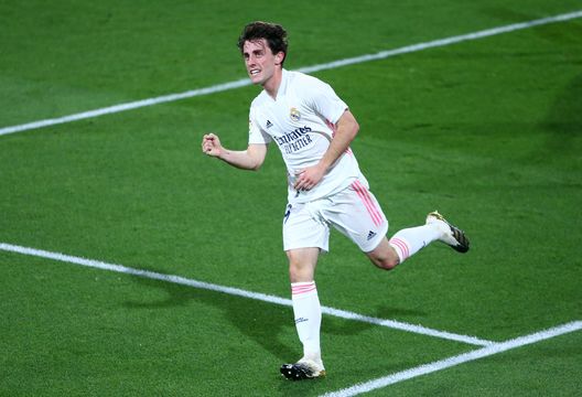 Alvaro Odriozola, calciatore in forza al Real Madrid e che interessa molto al Milan. Paolo Maldini si prepara a trattarlo. Alvaro Odriozola, calciatore in forza al Real Madrid e che interessa molto al Milan. Paolo Maldini si prepara a trattarlo.