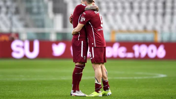 TURIN, ITALY - MARCH 17: Simone Zaza and Andrea Belotti of Torino F.C. celebrate victory together after the Serie A match between Torino FC and US Sassuolo at Stadio Olimpico di Torino on March 17, 2021 in Turin, Italy. Sporting stadiums around Italy remain under strict restrictions due to the Coronavirus Pandemic as Government social distancing laws prohibit fans inside venues resulting in games being played behind closed doors. (Photo by Valerio Pennicino/Getty Images)
