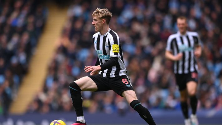 Firma con il Newcastle ma non trova un taxi: un tifoso gli dà un passaggio, il retroscena su Gordon - immagine 1