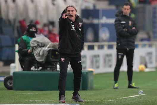 BERGAMO, ITALY - FEBRUARY 06: Davide Nicola, Head Coach of Torino FC gives his team instructions during the Serie A match between Atalanta BC and Torino FC at Gewiss Stadium on February 06, 2021 in Bergamo, Italy. Sporting stadiums around Italy remain under strict restrictions due to the Coronavirus Pandemic as Government social distancing laws prohibit fans inside venues resulting in games being played behind closed doors. (Photo by Emilio Andreoli/Getty Images) BERGAMO, ITALY - FEBRUARY 06: Davide Nicola, Head Coach of Torino FC gives his team instructions during the Serie A match between Atalanta BC and Torino FC at Gewiss Stadium on February 06, 2021 in Bergamo, Italy. Sporting stadiums around Italy remain under strict restrictions due to the Coronavirus Pandemic as Government social distancing laws prohibit fans inside venues resulting in games being played behind closed doors. (Photo by Emilio Andreoli/Getty Images)