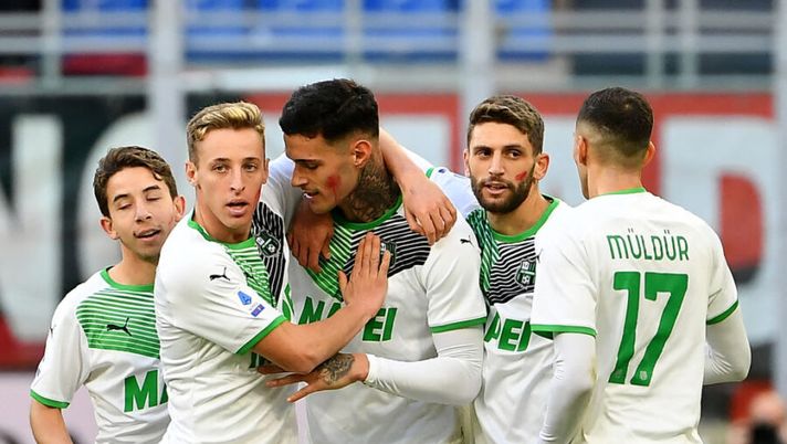 Sassuolo's Italian forward Gianluca Scamacca (C) celebrates with teammates after scoring a goal during the Italian Serie A football match AC Milan vs Sassuolo at the San Siro stadium, in Milan, on November 28, 2021. (Photo by Isabella BONOTTO / AFP) (Photo by ISABELLA BONOTTO/AFP via Getty Images) Sassuolo, la probabile formazione: tornano Scamacca e Raspadori, novità in difesa - immagine 1