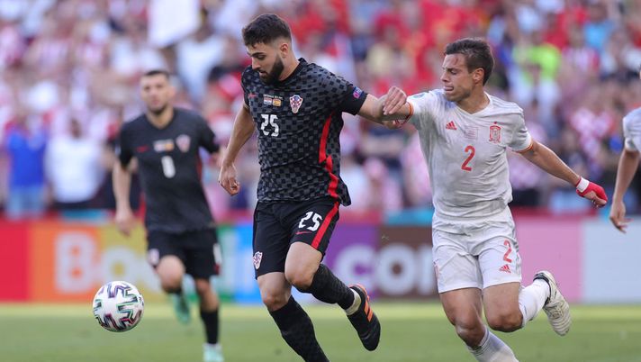 COPENHAGEN, DENMARK - JUNE 28: Josko Gvardiol of Croatia battles for possession with Cesar Azpilicueta of Spain during the UEFA Euro 2020 Championship Round of 16 match between Croatia and Spain at Parken Stadium on June 28, 2021 in Copenhagen, Denmark. (Photo by Friedemann Vogel - Pool/Getty Images) COPENHAGEN, DENMARK - JUNE 28: Josko Gvardiol of Croatia battles for possession with Cesar Azpilicueta of Spain during the UEFA Euro 2020 Championship Round of 16 match between Croatia and Spain at Parken Stadium on June 28, 2021 in Copenhagen, Denmark. (Photo by Friedemann Vogel - Pool/Getty Images)