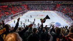 Stoccolma, fuoco e fiamme al derby di Hockey ghiaccio: 10 espulsi contemporaneamente!