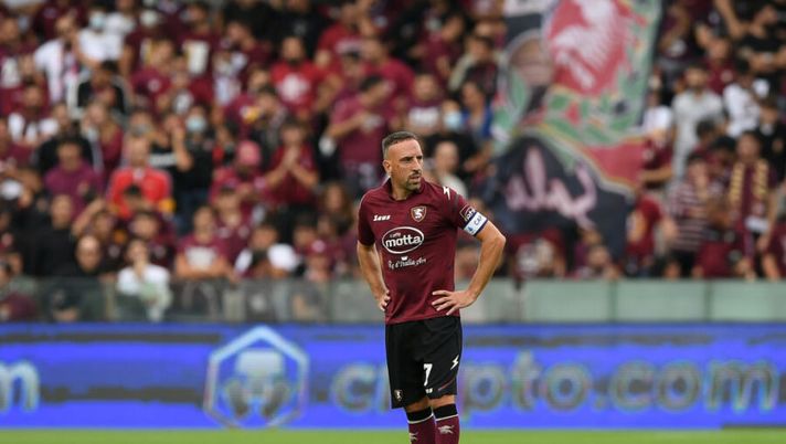 SALERNO, ITALY - OCTOBER 23: Franck Ribery of US Salernitana stands disappointed during the Serie A match between US Salernitana and Empoli FC at Stadio Arechi on October 23, 2021 in Salerno, Italy. (Photo by Francesco Pecoraro/Getty Images) ANSA: “La Salernitana rischierà l’esclusione dal campionato di Serie A” - immagine 1