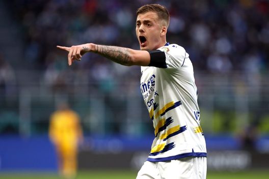 MILAN, ITALY - APRIL 09: Ivan Ilic of Hellas Verona gives their team instructions during the Serie A match between FC Internazionale and Hellas Verona FC at Stadio Giuseppe Meazza on April 09, 2022 in Milan, Italy. (Photo by Marco Luzzani/Getty Images) Torino, chi è Ilic? Il centrocampista ex Manchester City che piace a Juric- immagine 3