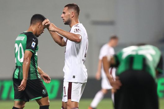 REGGIO NELL'EMILIA, ITALY - SEPTEMBER 17: Marko Pjaca of Torino FC celebrates a victory at the end of the Serie A match between US Sassuolo and Torino FC at Mapei Stadium - Citta' del Tricolore on September 17, 2021 in Reggio nell'Emilia, Italy. (Photo by Marco Luzzani/Getty Images) REGGIO NELL'EMILIA, ITALY - SEPTEMBER 17: Marko Pjaca of Torino FC celebrates a victory at the end of the Serie A match between US Sassuolo and Torino FC at Mapei Stadium - Citta' del Tricolore on September 17, 2021 in Reggio nell'Emilia, Italy. (Photo by Marco Luzzani/Getty Images)