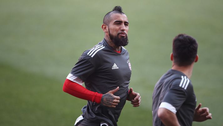 SEVILLE, SPAIN - APRIL 02: Arturo Vidal of Bayern Muenchen warms up during a training session prior to the UEFA Champions League Quarter-Final first leg match against Sevilla at Estadio Ramon Sanchez Pizjuan on April 2, 2018 in Seville, Spain.  (Photo by Adam Pretty/Getty Images)  SEVILLE, SPAIN - APRIL 02: Arturo Vidal of Bayern Muenchen warms up during a training session prior to the UEFA Champions League Quarter-Final first leg match against Sevilla at Estadio Ramon Sanchez Pizjuan on April 2, 2018 in Seville, Spain.  (Photo by Adam Pretty/Getty Images)