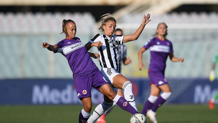 FLORENCE, ITALY - SEPTEMBER 05: Stephanie Breitner of ACF Fiorentina women competes for the ball with Martina Rosucci of Juventus women during the Women Serie A match between ACF Fiorentina and Juventus at Artemio Franchi on September 05, 2021 in Florence, Italy. (Photo by Alessandro Sabattini/Getty Images) FLORENCE, ITALY - SEPTEMBER 05: Stephanie Breitner of ACF Fiorentina women competes for the ball with Martina Rosucci of Juventus women during the Women Serie A match between ACF Fiorentina and Juventus at Artemio Franchi on September 05, 2021 in Florence, Italy. (Photo by Alessandro Sabattini/Getty Images)