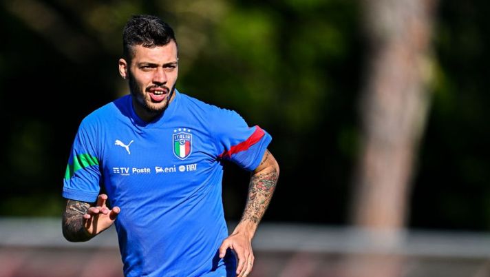 TIRRENIA, ITALY - MAY 31: Gianluca Gaetano of Italy looks on during an Italy U21 Training Session on May 31, 2022 in Tirrenia, Italy. (Photo by Simone Arveda/Getty Images) “Ci lasci i 3 punti?”. Due turni di squalifica per Gaetano: il comunicato della FIGC - immagine 1