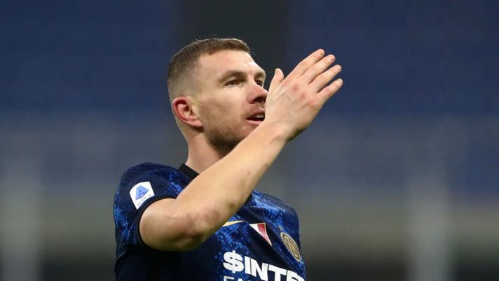 .MILAN, ITALY - JANUARY 22: Edin Dzeko of FC Internazionale celebrates after scoring their side's second goal during the Serie A match between FC Internazionale and Venezia FC at Stadio Giuseppe Meazza on January 22, 2022 in Milan, Italy. (Photo by Marco Luzzani/Getty Images) Da Dzeko e Mertens fino a Zaniolo, Pereyra e il Milan: ecco i casi delicati per la 26ma- immagine 1