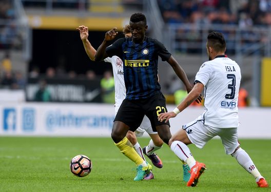 MILAN, ITALY - OCTOBER 16: Assane Gnoukouri of FC Internazionale in action during the Serie A match between FC Internazionale and Cagliari Calcio at Stadio Giuseppe Meazza on October 16, 2016 in Milan, Italy. (Photo by Claudio Villa - Inter/Inter via Getty Images) MILAN, ITALY - OCTOBER 16: Assane Gnoukouri of FC Internazionale in action during the Serie A match between FC Internazionale and Cagliari Calcio at Stadio Giuseppe Meazza on October 16, 2016 in Milan, Italy. (Photo by Claudio Villa - Inter/Inter via Getty Images)