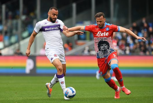 NAPLES, ITALY - APRIL 10: Arthur Cabral of Fiorentina is challenged by Amir Rrahmani of SSC Napoli during the Serie A match between SSC Napoli and ACF Fiorentina at Stadio Diego Armando Maradona on April 10, 2022 in Naples, Italy. (Photo by Francesco Pecoraro/Getty Images) NAPLES, ITALY - APRIL 10: Arthur Cabral of Fiorentina is challenged by Amir Rrahmani of SSC Napoli during the Serie A match between SSC Napoli and ACF Fiorentina at Stadio Diego Armando Maradona on April 10, 2022 in Naples, Italy. (Photo by Francesco Pecoraro/Getty Images)