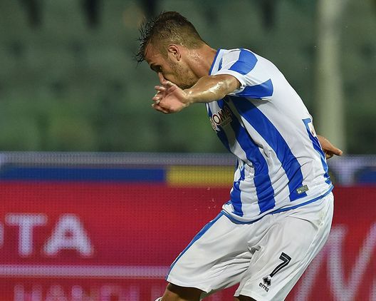  PESCARA, ITALY - SEPTEMBER 21: Valerio Verre of Pescara Calcio in action during the Serie A match between Pescara Calcio and FC Torino at Adriatico Stadium on September 21, 2016 in Pescara, Italy. (Photo by Giuseppe Bellini/Getty Images) 