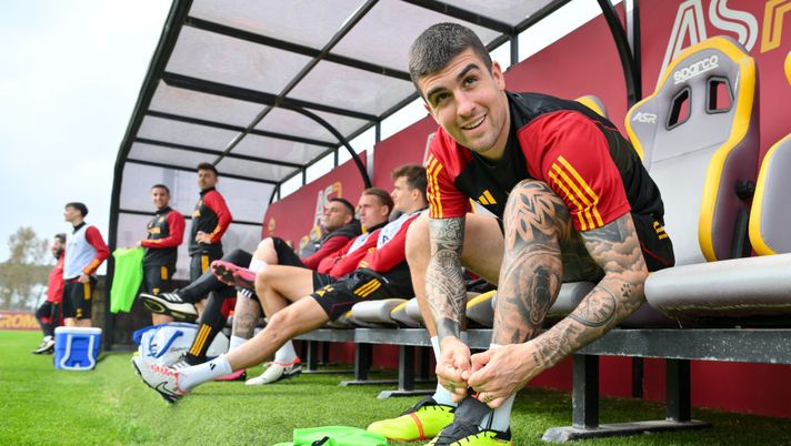 ROME, ITALY - MARCH 28: AS Roma player Gianluca Mancini during a training session at Centro Sportivo Fulvio Bernardini on March 28, 2024 in Rome, Italy. (Photo by Fabio Rossi/AS Roma via Getty Images) Roma, la rifinitura a Trigoria: Mancini in gruppo, Azmoun lavora a parte - immagine 1
