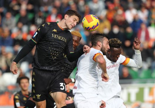 VENICE, ITALY - NOVEMBER 07: Mattia Caldara of Venezia competes for the ball in air with Bryan Cristante of Roma during the Serie A match between Venezia FC v AS Roma at Stadio Pier Luigi Penzo on November 07, 2021 in Venice, Italy. (Photo by Maurizio Lagana/Getty Images) Caldara: nel 2017 costava più di tutto lo Spezia… e adesso prova a salvarlo- immagine 2
