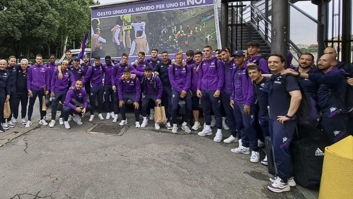 “Un gesto unico al mondo per uno di noi”, la squadra viola posa sotto un camion vela - immagine 1