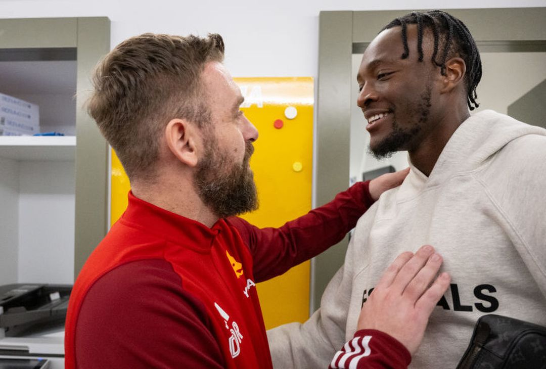 De Rossi riabbraccia la Roma. L’accoglienza a Trigoria – FOTO GALLERY - immagine 12