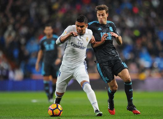  Sergio Canales, trequartista della Real Sociedad, cerca di contrastare l'avanzata di Casemiro 