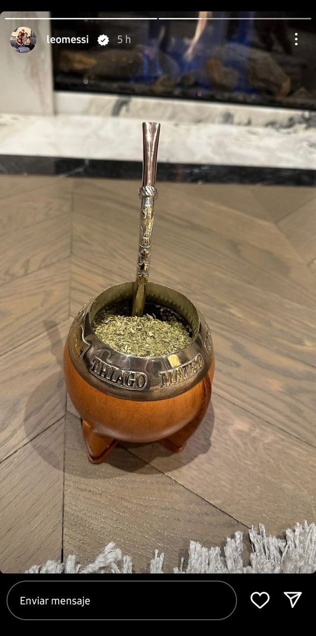 La Coppa del Mondo e le tre stelle incise sul…mate: tifosi argentini euforici per la foto di Messi- immagine 2