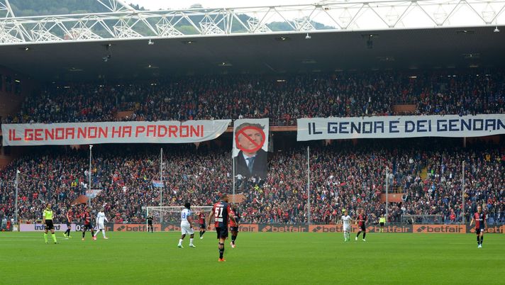 GENOA, ITALY - APRIL 02: Genoa supporters of Gradinata Nord protest against President Enrico Preziosi during the Serie A match between Genoa CFC and Atalanta BC at Stadio Luigi Ferraris on April 2, 2017 in Genoa, Italy. (Photo by Paolo Rattini/Getty Images) Gradinata nord genoana: il martedì della memoria per Spagnolo e non solo… - immagine 1