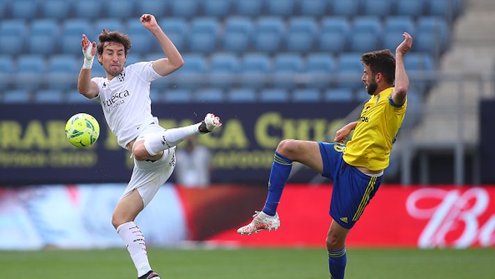 CADIZ, SPAIN - MAY 08: Jose Mari of Cadiz CF battles for possession with Pedro Mosquera of SD Huesca during the La Liga Santander match between Cadiz CF and SD Huesca at Estadio Ramon de Carranza on May 08, 2021 in Cadiz, Spain. Sporting stadiums around Spain remain under strict restrictions due to the Coronavirus Pandemic as Government social distancing laws prohibit fans inside venues resulting in games being played behind closed doors. (Photo by Fran Santiago/Getty Images) Cadice, 4 mesi di stop per il 35enne José Mari: il club gli prolunga lo stesso il contratto - immagine 1