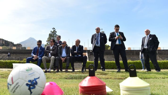 PALERMO, ITALY - MAY 08: Vincenzo Macaione, Walter Tuttolomondo, Salvatore Tuttolomondo, Riono Foschi, Fabrizio Lucchesi, Stefano Pistilli and Roberto Bergamo, look on during a US Citta' di Palermo training session at Campo Tenente Onorato on May 08, 2019 in Palermo, Italy. (Photo by Tullio M. Puglia/Getty Images) PALERMO, ITALY - MAY 08: Vincenzo Macaione, Walter Tuttolomondo, Salvatore Tuttolomondo, Riono Foschi, Fabrizio Lucchesi, Stefano Pistilli and Roberto Bergamo, look on during a US Citta' di Palermo training session at Campo Tenente Onorato on May 08, 2019 in Palermo, Italy. (Photo by Tullio M. Puglia/Getty Images)