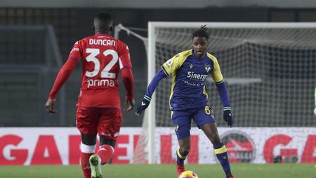 VERONA, ITALY - DECEMBER 22: Adrien Tameze of Hellas Verona in action during the Serie A match between Hellas Verona and ACF Fiorentina at Stadio Marcantonio Bentegodi on December 22, 2021 in Verona, Italy. (Photo by Giuseppe Cottini/Getty Images)