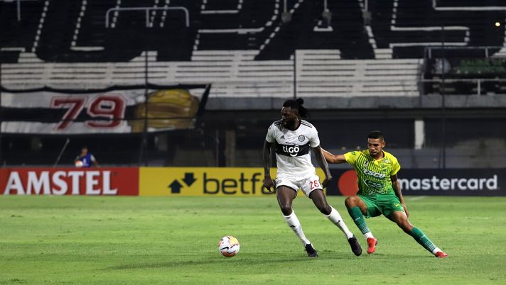 ASUNCION, PARAGUAY - MARCH 11: Sheyi Adebayor of Olimpia and Hector Martinez of Defensa y Justicia fight for the ball during a match between Olimpia and Defensa y Justicia as part of Copa CONMEBOL Libertadores at Tigo Manuel Ferreira Stadium on March 11, 2020 in Asuncion, Paraguay. Paraguayan government determined by presidential decree 3442 on Monday 9th that all massive events must go behind closed doors due to the outbreak of novel Coronavirus (COVID-19). (Photo by Luis Vera/Getty Images) La strana storia di Adebayor in Paraguay: quattro partite, un fallo killer e adesso…vuole mezzo milione! - immagine 1