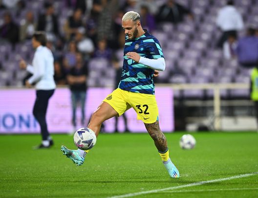 FLORENCE, ITALY - OCTOBER 22: Federico Dimarco of FC Internazionale warms up ahead before the Serie A match between ACF Fiorentina and FC Internazionale at Stadio Artemio Franchi on October 22, 2022 in Florence, Italy. (Photo by Mattia Ozbot - Inter/Inter via Getty Images) Studio Dazn concorde: “Rosso chiaro, ma perché neanche ammonizione?”- immagine 2