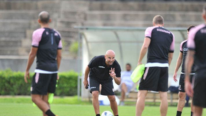 PALERMO, ITALY - SEPTEMBER 28: US Citta di Palermo new coach Roberto Stellone attends a training session on September 28, 2018 in Palermo, Italy. (Photo by Tullio M. Puglia/Getty Images)  PALERMO, ITALY - SEPTEMBER 28: US Citta di Palermo new coach Roberto Stellone attends a training session on September 28, 2018 in Palermo, Italy. (Photo by Tullio M. Puglia/Getty Images)