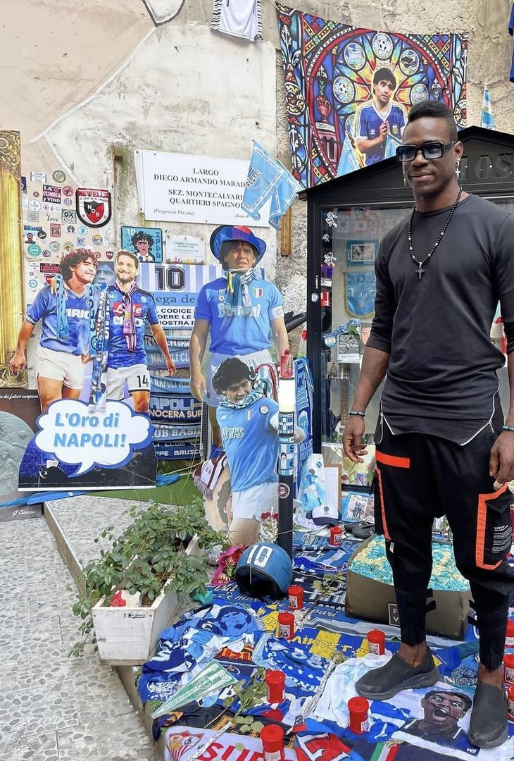FOTO Balotelli è a Napoli: visita a sorpresa al murale di Maradona - immagine 3