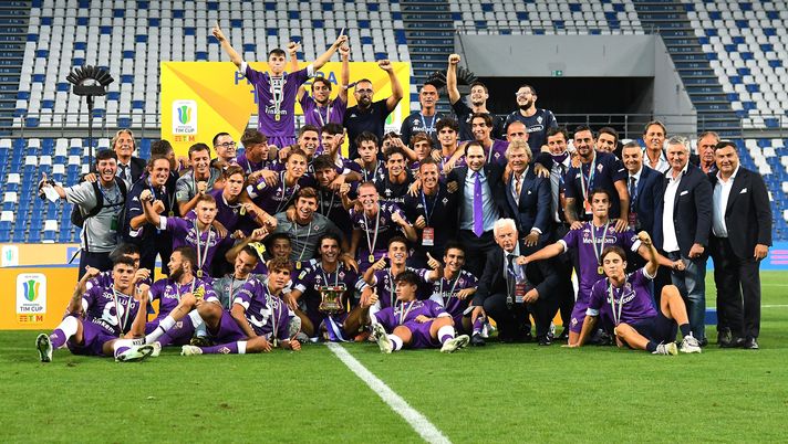 REGGIO NELL'EMILIA, ITALY - AUGUST 26: ACF Fiorentina players celebrate the victory with the trophy during the Primavera TIM Cup Final match between Hellas Verona and ACF Fiorentina at Mapei Stadium - Citta' del Tricolore on August 26, 2020 in Reggio nell'Emilia, Italy. (Photo by Alessandro Sabattini/Getty Images) Calciomercato Fiorentina, duello con la Juventus per un giovane - immagine 1