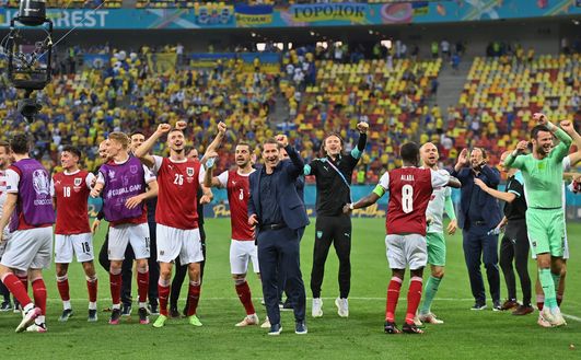 BUCHAREST, ROMANIA - JUNE 21: Franco Foda, Head Coach of Austria and players of Austria celebrate their side's victory after the UEFA Euro 2020 Championship Group C match between Ukraine and Austria at National Arena on June 21, 2021 in Bucharest, Romania. (Photo by Daniel Mihailescu - Pool/Getty Images) BUCHAREST, ROMANIA - JUNE 21: Franco Foda, Head Coach of Austria and players of Austria celebrate their side's victory after the UEFA Euro 2020 Championship Group C match between Ukraine and Austria at National Arena on June 21, 2021 in Bucharest, Romania. (Photo by Daniel Mihailescu - Pool/Getty Images)