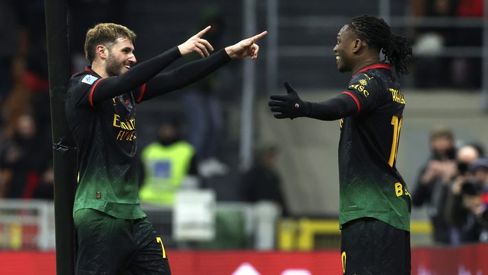 MILAN, ITALY - FEBRUARY 15: Santiago Gimenez of AC Milan celebrates with his teammate Rafael Leao after scoring his team's opening goal during the Serie A match between AC Milan and Verona at Stadio Giuseppe Meazza on February 15, 2025 in Milan, Italy. (Photo by Claudio Villa/AC Milan via Getty Images) Corriere dello Sport: “Gimenez-Pulisic, coppia d’assalto alla Coppa Italia” - immagine 1