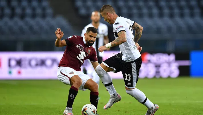 TURIN, ITALY - JUNE 20:  Tomas Rincon (L) of Torino FC tackles Juraj Kucka of Parma Calcio during the Serie A match between Torino FC and  Parma Calcio at Stadio Olimpico di Torino on February 23, 2020 in Turin, Italy.  (Photo by Valerio Pennicino/Getty Images)