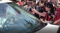 VIDEO / Maldini si infuria col tifoso che gli getta acqua sul parabrezza dell’auto
