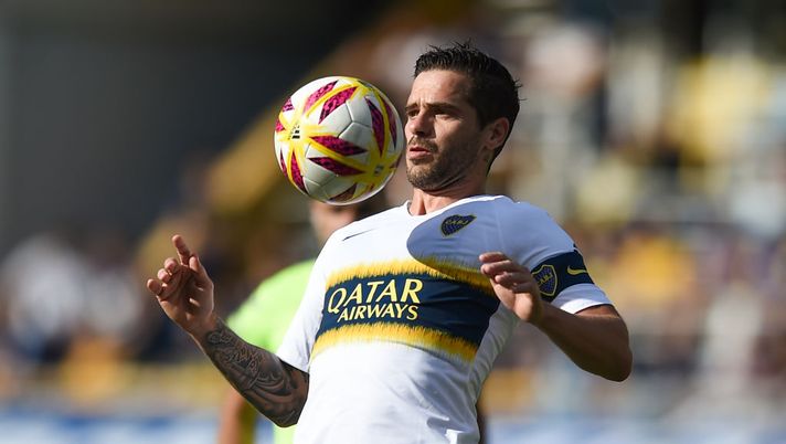 BUENOS AIRES, ARGENTINA - NOVEMBER 17: Fernando Gago of Boca Juniors chests the ball during a match between Boca Juniors and Patronato as part of Superliga 2018/19 at Estadio Alberto J. Armando on November 17, 2018 in Buenos Aires, Argentina. (Photo by Marcelo Endelli/Getty Images) BUENOS AIRES, ARGENTINA - NOVEMBER 17: Fernando Gago of Boca Juniors chests the ball during a match between Boca Juniors and Patronato as part of Superliga 2018/19 at Estadio Alberto J. Armando on November 17, 2018 in Buenos Aires, Argentina. (Photo by Marcelo Endelli/Getty Images)