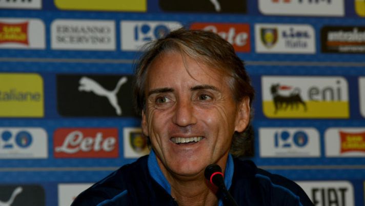 FLORENCE, ITALY - MAY 24: Head coach Italy Roberto Mancini speaks with the media during a Italy press conference at Centro Tecnico Federale di Coverciano on May 24, 2018 in Florence, Italy. (Photo by Claudio Villa/Getty Images) Mancini: “Perin alla Juve giocherà tanto. Convocherò Barella, che bravo Lazzari!” - immagine 1