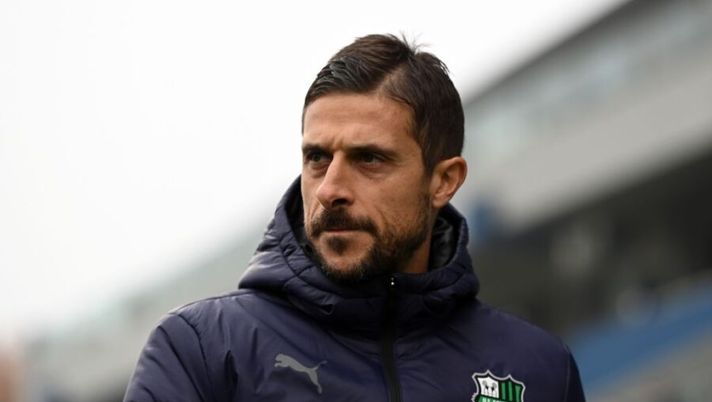 REGGIO NELL'EMILIA, ITALY - NOVEMBER 21: Alessio Dionisi head coach of US Sassuolo looks on prior to the Serie A match between US Sassuolo and Cagliari Calcio at Mapei Stadium - Citta' del Tricolore on November 21, 2021 in Reggio nell'Emilia, Italy. (Photo by Alessandro Sabattini/Getty Images) Dionisi: “Berardi e Ferrari sono a disposizione. Djuricic out, quando rientrerà” - immagine 1
