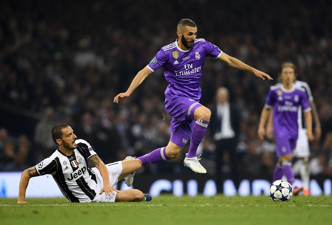  CARDIFF, WALES - JUNE 03: Karim Benzema of Real Madrid escapes a challenge from Leonardo Bonucci of Juventus during the UEFA Champions League Final between Juventus and Real Madrid at National Stadium of Wales on June 3, 2017 in Cardiff, Wales.  (Photo by Laurence Griffiths/Getty Images) 