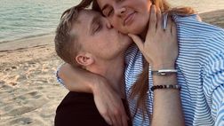 Van De Beek e la figlia di Bergkamp aspettano un figlio: l’annuncio social