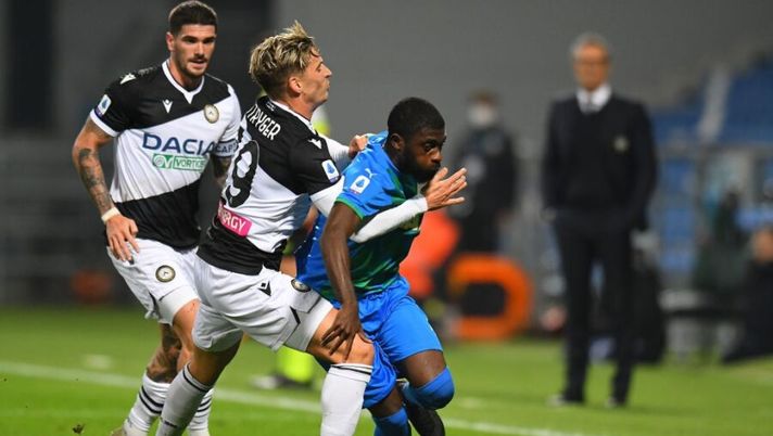 REGGIO NELL'EMILIA, ITALY - NOVEMBER 06: Jens Stryger Larsen of Udinese Calcio competes for the ball with Jeremie Boga of US Sassuolo during the Serie A match between US Sassuolo and Udinese Calcio at Mapei Stadium - Città del Tricolore on November 06, 2020 in Reggio nell'Emilia, Italy. (Photo by Alessandro Sabattini/Getty Images) Da evitare! Ecco gli sconsigliati per la 18a giornata al fantacalcio: non puntateci - immagine 1