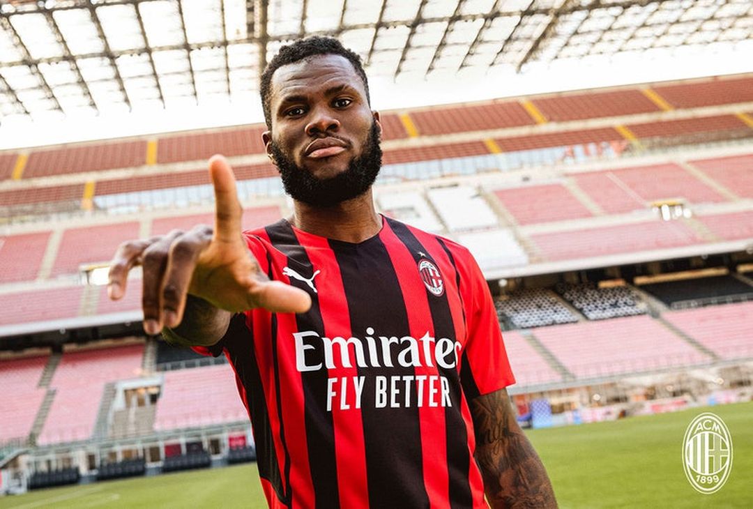  Franck Kessie con la nuova maglia del Milan 2021-22 (credits: acmilan.com) 