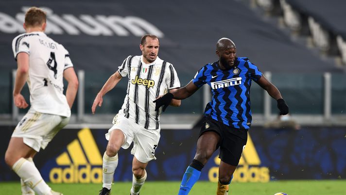 TURIN, ITALY - FEBRUARY 09: Romelu Lukaku of FC Internazionale battles for possession with Giorgio Chiellini of Juventus during the Coppa Italia semi-final Juventus and FC Internazionale at Allianz Stadium on February 09, 2021 in Turin, Italy. Sporting stadiums around Italy remain under strict restrictions due to the Coronavirus Pandemic as Government social distancing laws prohibit fans inside venues resulting in games being played behind closed doors. (Photo by Chris Ricco/Getty Images) TURIN, ITALY - FEBRUARY 09: Romelu Lukaku of FC Internazionale battles for possession with Giorgio Chiellini of Juventus during the Coppa Italia semi-final Juventus and FC Internazionale at Allianz Stadium on February 09, 2021 in Turin, Italy. Sporting stadiums around Italy remain under strict restrictions due to the Coronavirus Pandemic as Government social distancing laws prohibit fans inside venues resulting in games being played behind closed doors. (Photo by Chris Ricco/Getty Images)