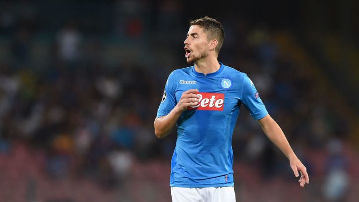 NAPLES, ITALY - AUGUST 16: Jorginho of SSC Napoli in action during the UEFA Champions League Qualifying Play-Offs Round First Leg match between SSC Napoli and OGC Nice at Stadio San Paolo on August 16, 2017 in Naples, Italy. (Photo by Francesco Pecoraro/Getty Images) Napoli, Jorginho e l’infortunio al piede subito in allenamento: l’agente fa chiarezza - immagine 1
