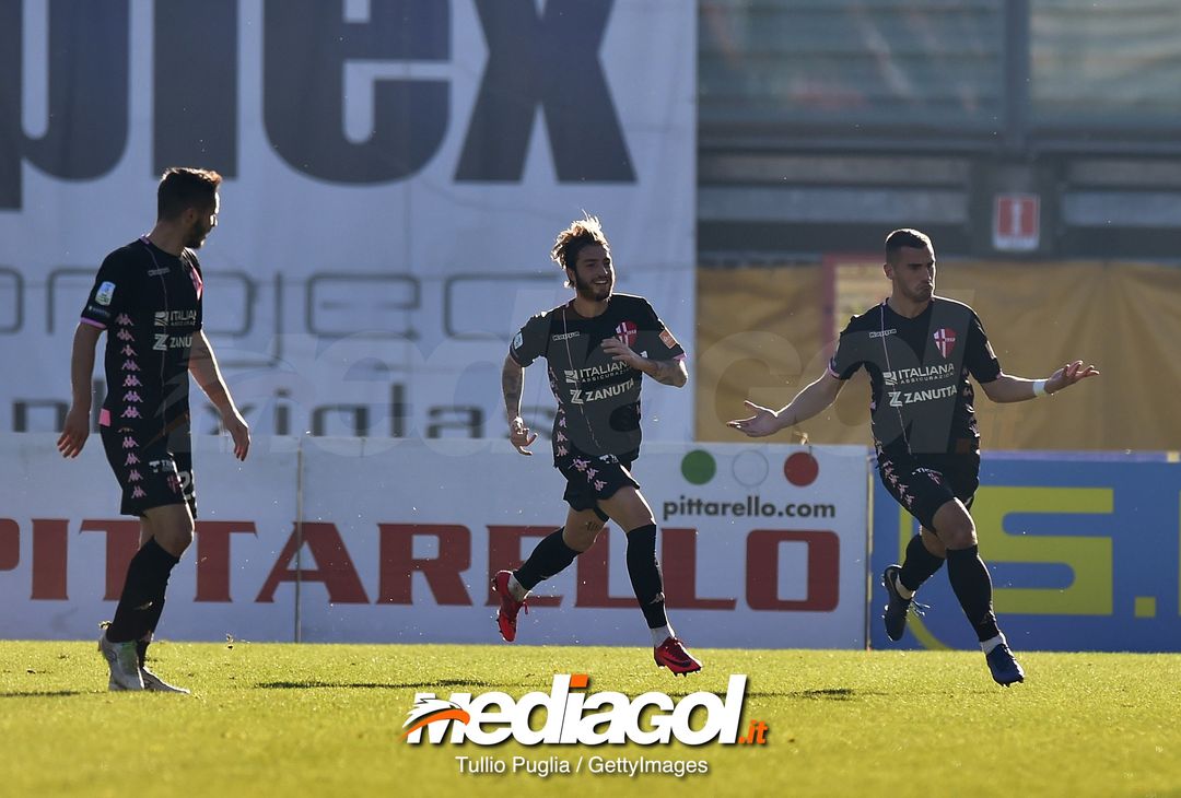  PADOVA, ITALY - DECEMBER 08:  Federico Bonazzoli of Padova celebrates after scoring the opening goal during the Serie B match between Padova and US Citta di Palermo t Stadio Euganeo on December 8, 2018 in Padova, Italy.  (Photo by Tullio M. Puglia/Getty Images) *** Local Caption *** Federico Bonazzoli 