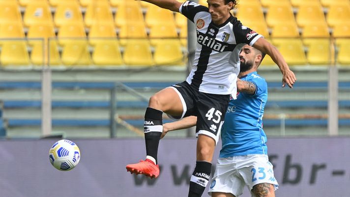 Parma's Italian forward Roberto Inglese (L) and Napoli's Albanian defender Elseid Hisaj go for the ball during the Italian Serie A football match Parma vs Napoli on September 20, 2020 at the Ennio-Tardini stadium in Parma. (Photo by Alberto PIZZOLI / AFP) (Photo by ALBERTO PIZZOLI/AFP via Getty Images) Gazzetta: “Decisione presa per Udinese-Parma dopo i casi di Covid” - immagine 1