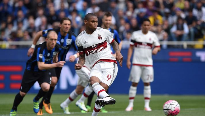 Luiz Adriano, attaccante del Milan, trasforma il rigore contro l'Atalanta (credits: GETTY Images) 