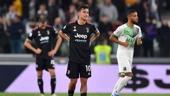 TURIN, ITALY - OCTOBER 27: Paulo Dybala of Juventus looks dejected after Maxime Lopez of US Sassuolo (not pictured) scored their teams second goal during the Serie A match between Juventus and US Sassuolo at Juventus Stadium on October 27, 2021 in Turin, Italy. (Photo by Valerio Pennicino/Getty Images) CAPU…T DERBY – E’ nata la ScansJuve - immagine 1